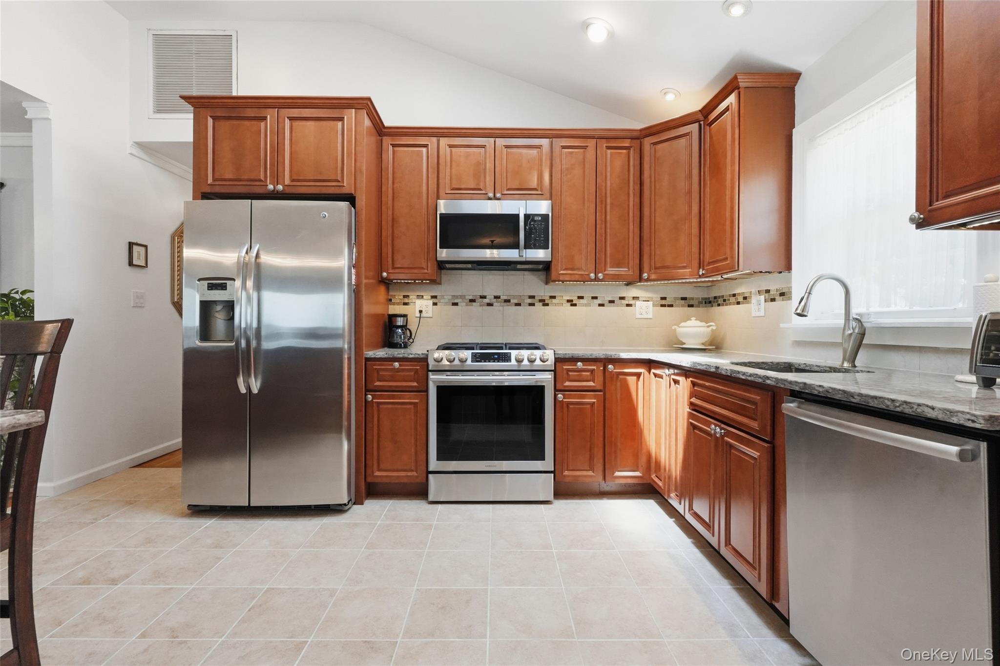 153 Davison – For Sale photo 5