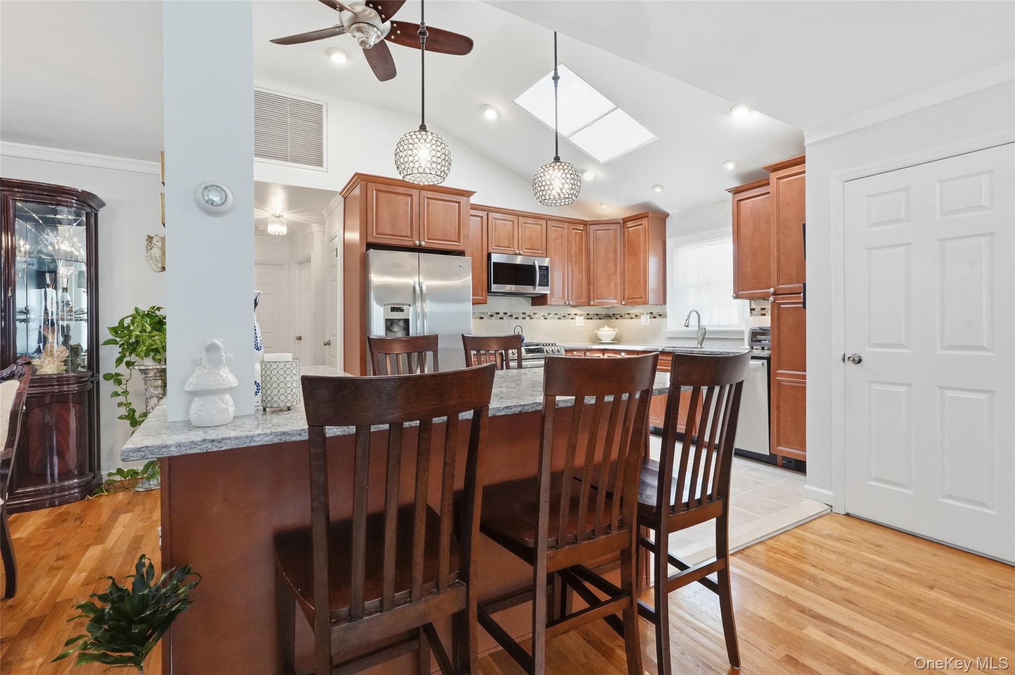153 Davison – For Sale photo 6