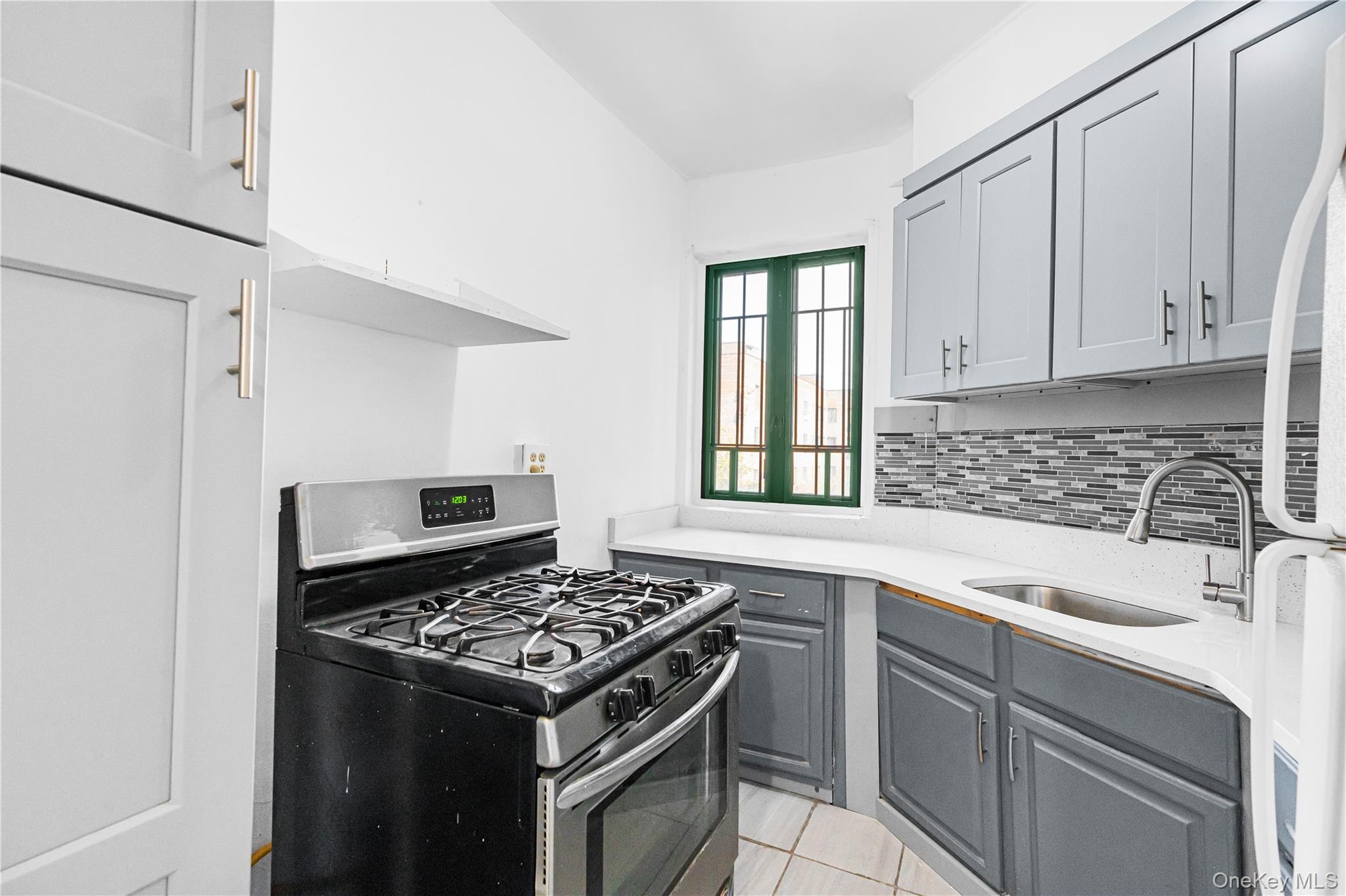 1946 E Tremont Avenue, Unit 5H photo 2