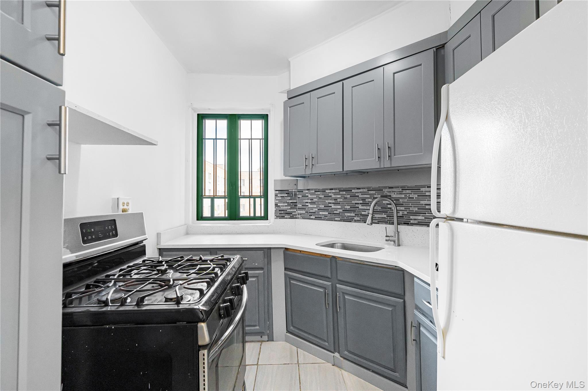 1946 E Tremont Avenue, Unit 5H photo 4