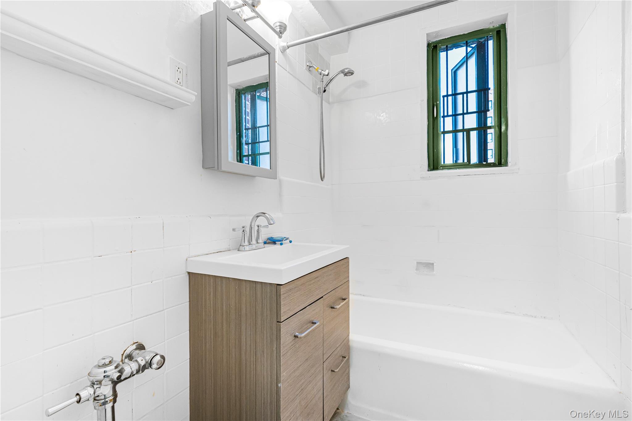 1946 E Tremont Avenue, Unit 5H photo 3