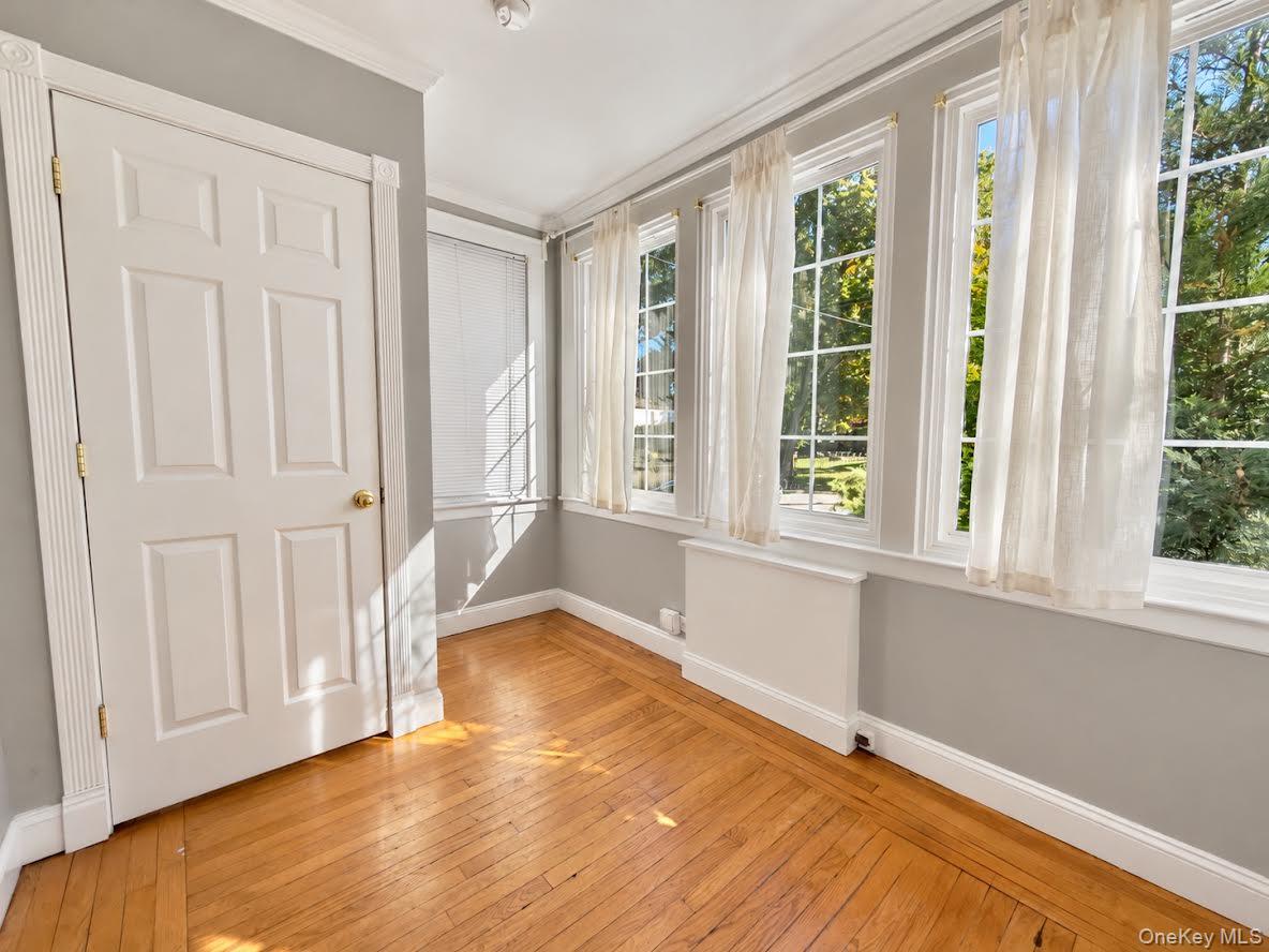 306 Soundview Avenue, Unit Right photo 2