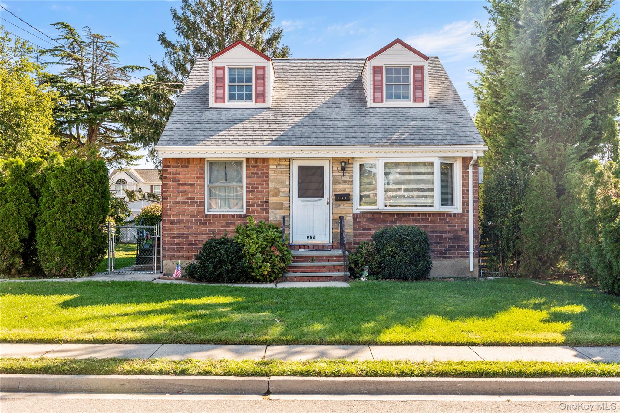 256 9th Street – For Sale