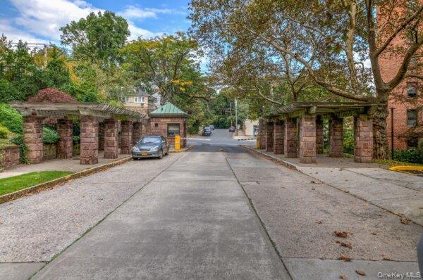 98 Pearsall Drive, Unit 1C photo 3