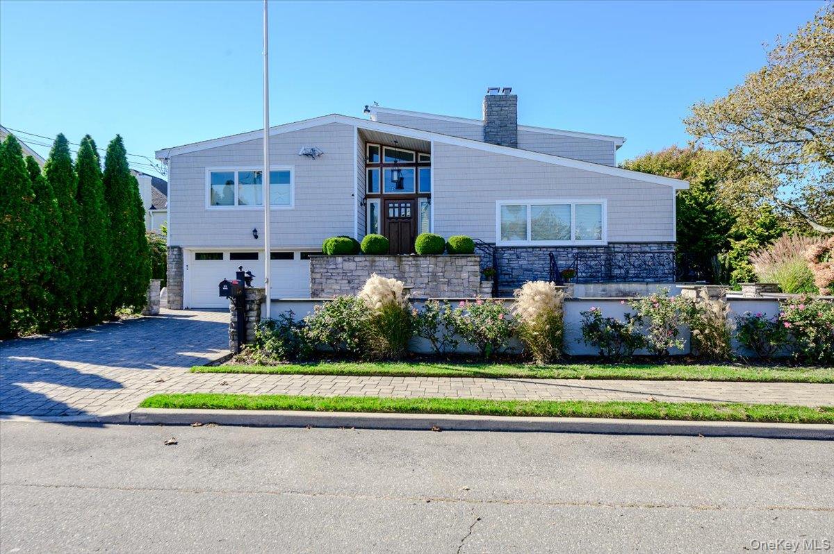 1661 Bay Boulevard – For Sale