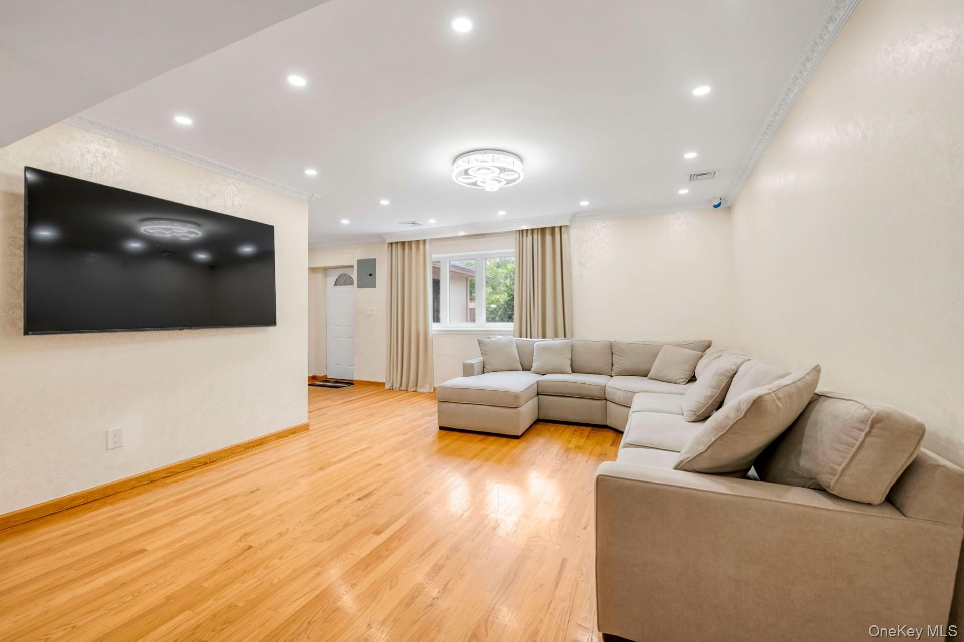 110-32 62 Drive – For Sale photo 4