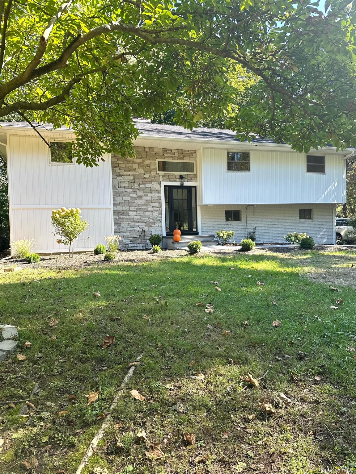 10 Moonedge Road – For Sale photo 2