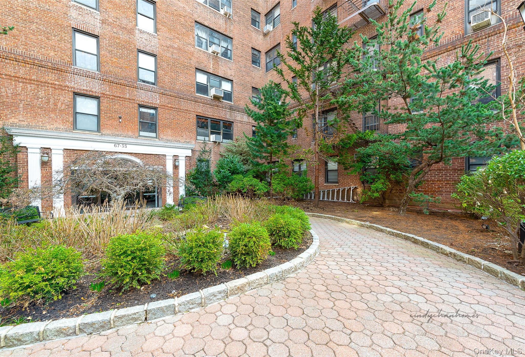 67-35 Yellowstone Boulevard, Unit 4S photo 2