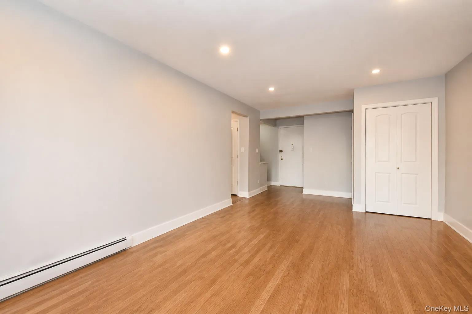 195 S MIDDLE NECK Road, Unit 1-F photo 4