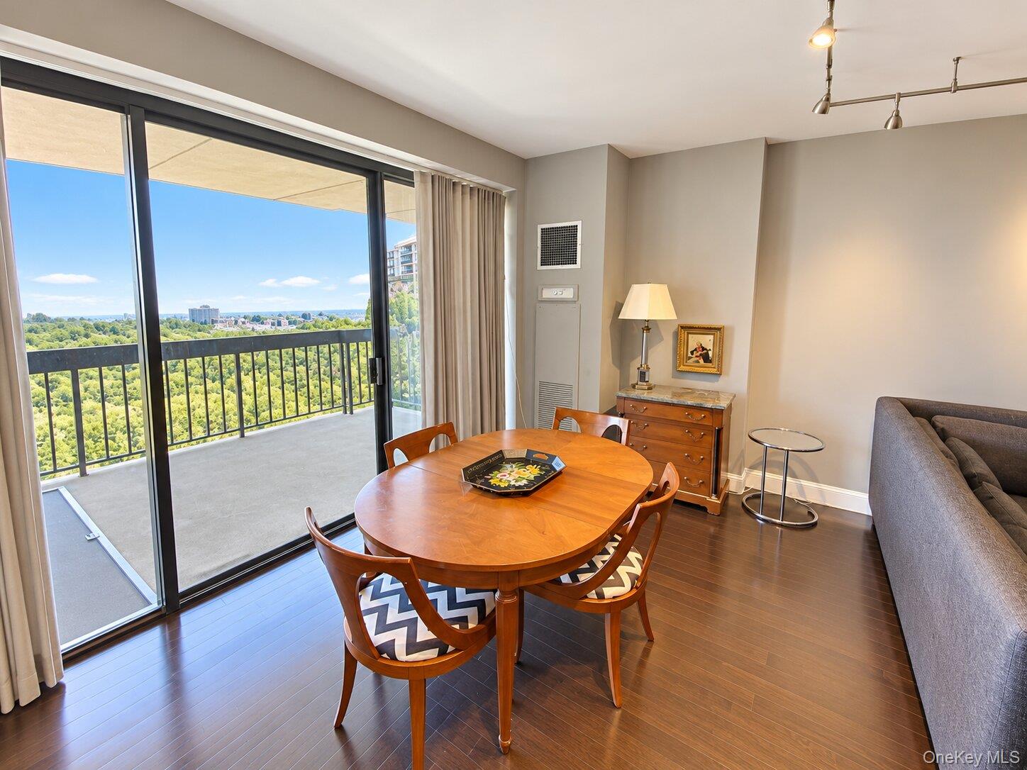 27010 Grand Central Parkway, Unit 28H photo 5