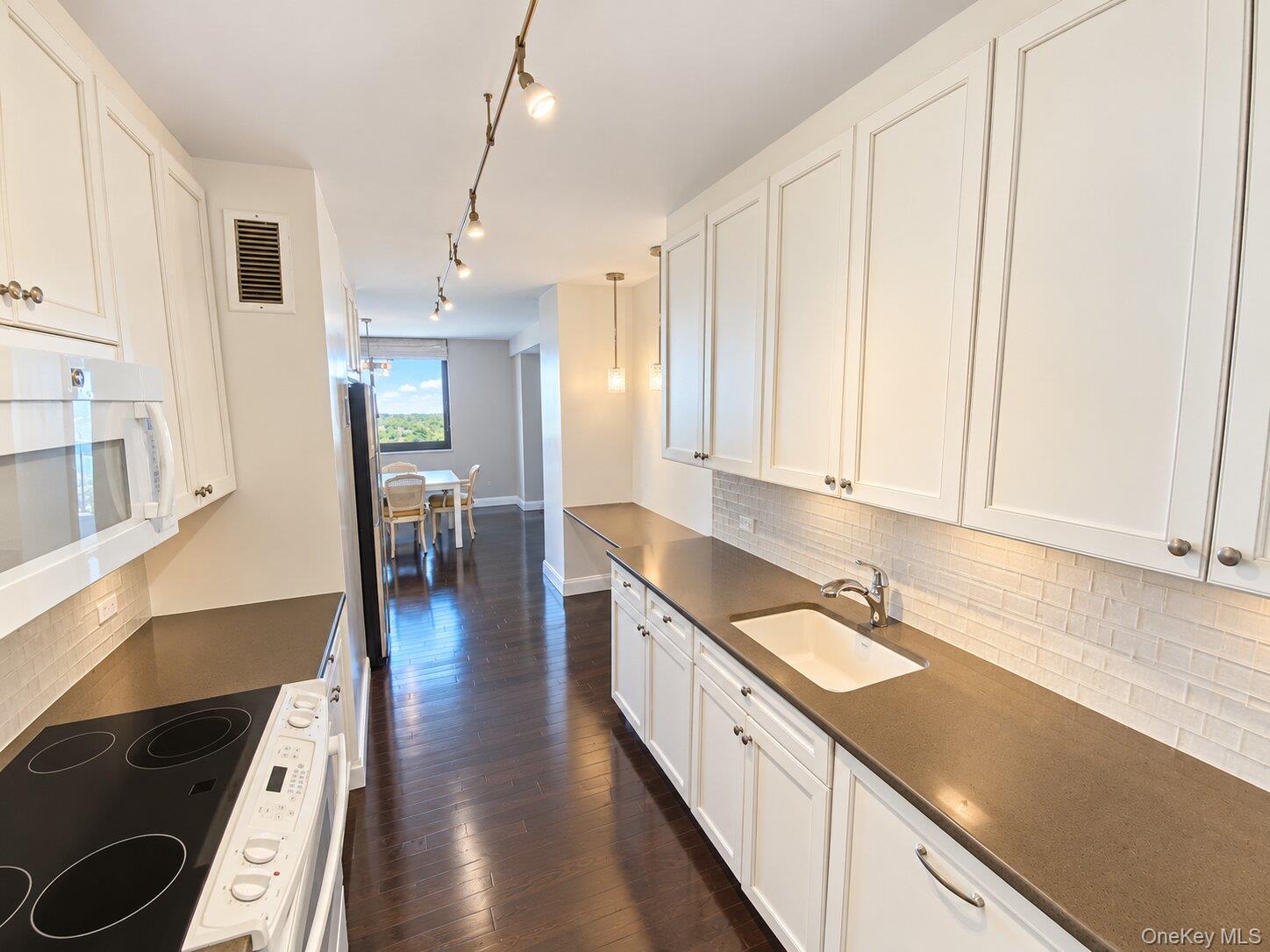 27010 Grand Central Parkway, Unit 28H photo 10