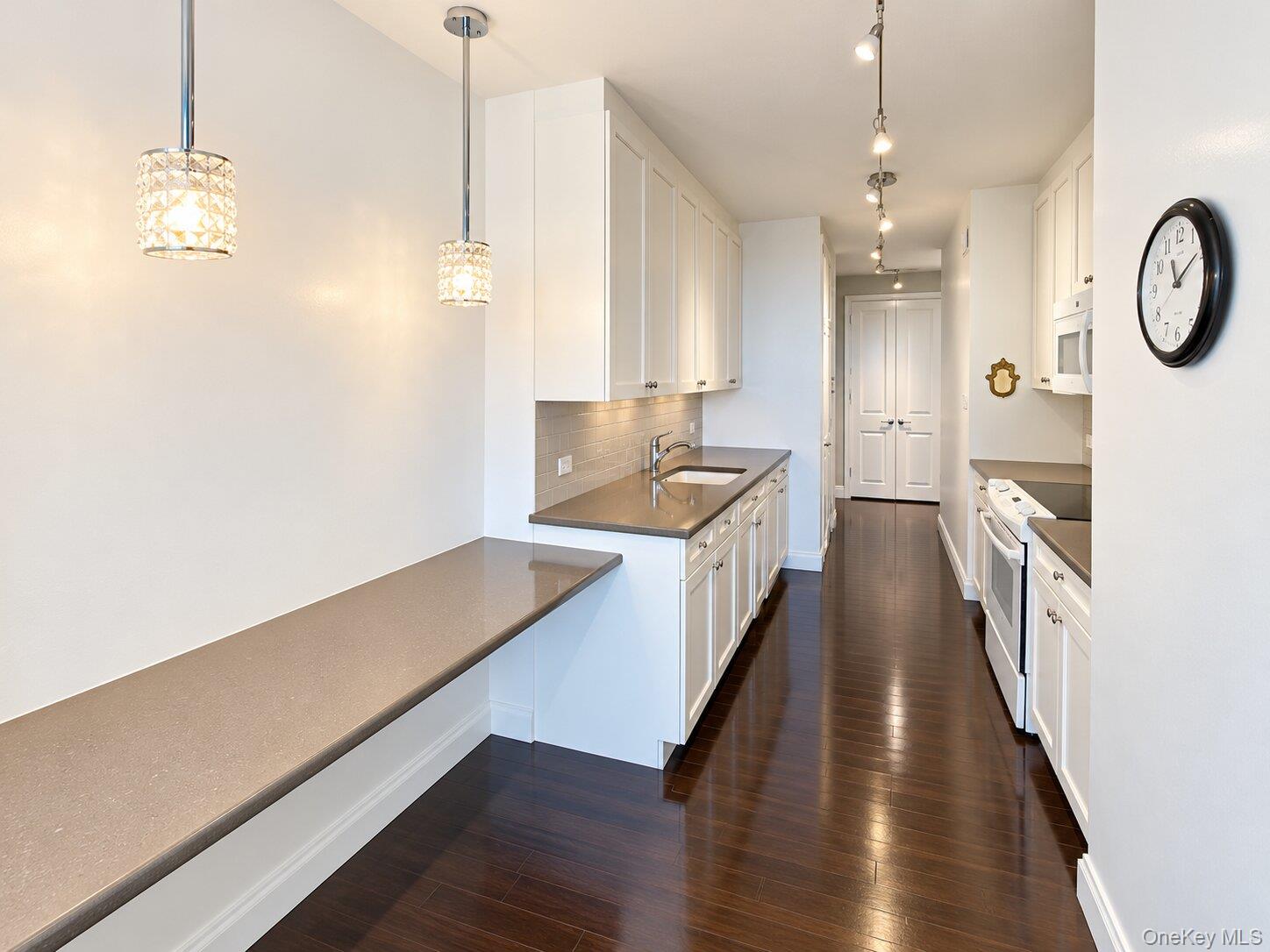27010 Grand Central Parkway, Unit 28H photo 9