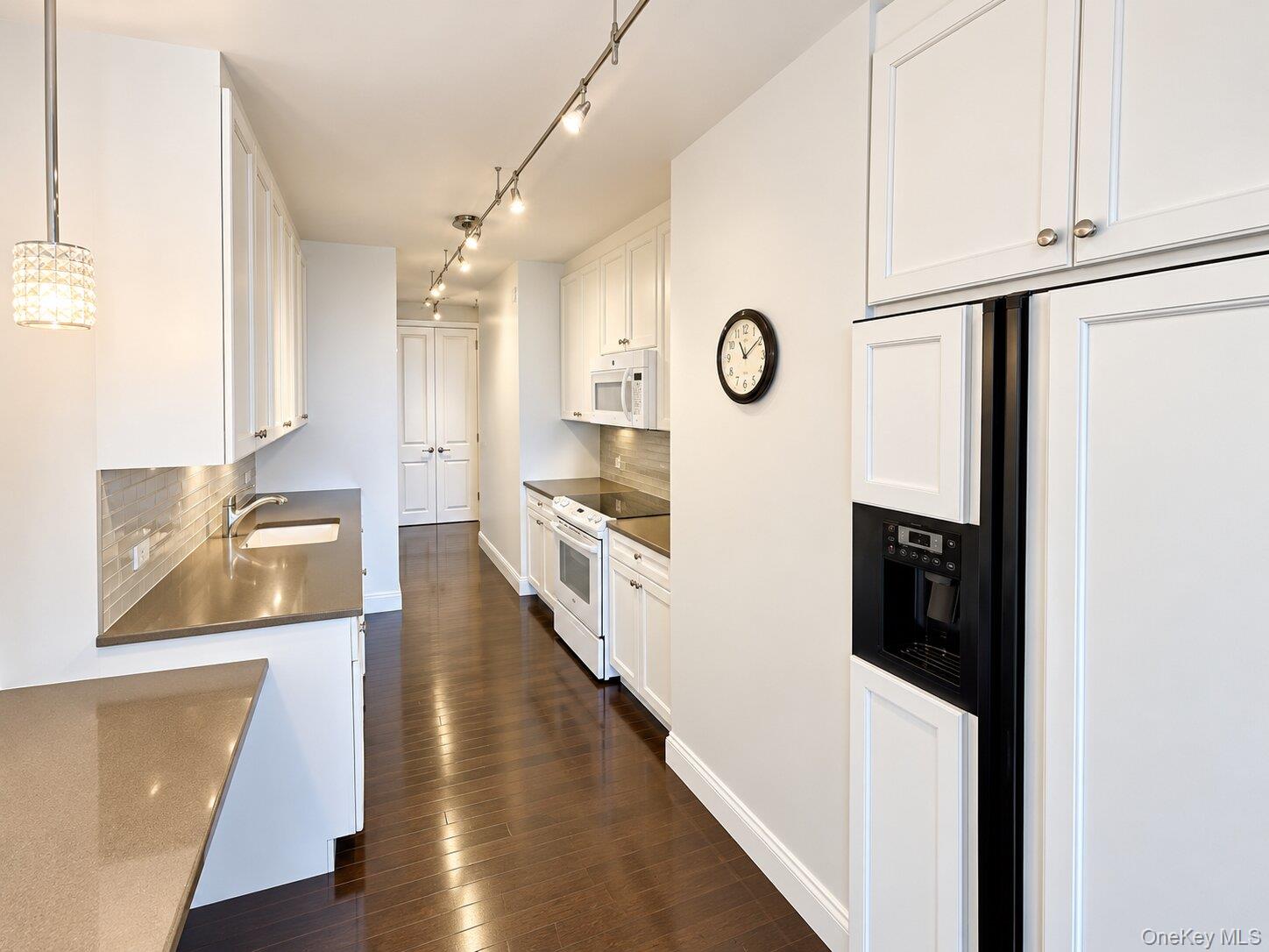 27010 Grand Central Parkway, Unit 28H photo 8