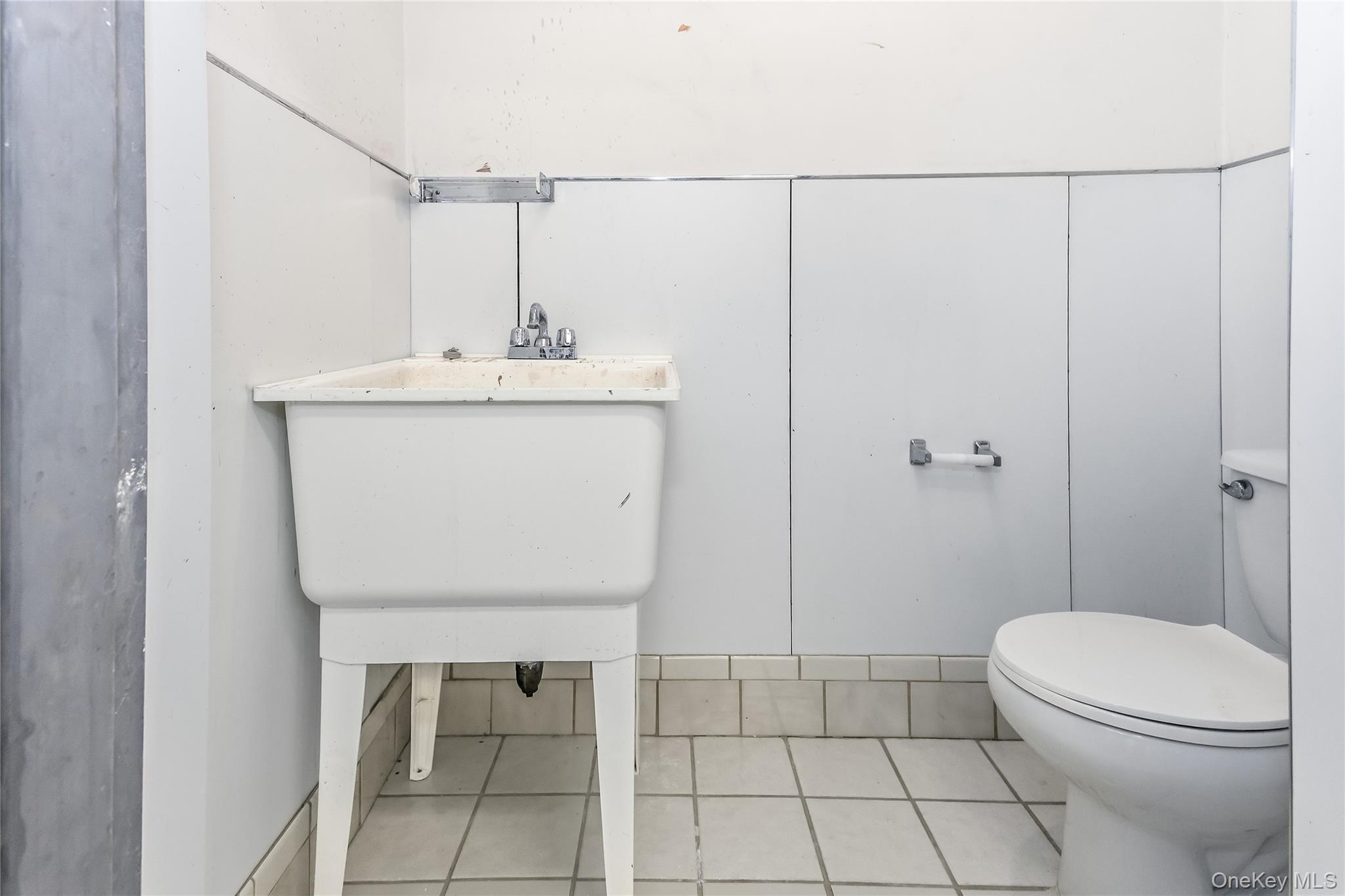 816 Hempstead Turnpike – For Rent photo 6