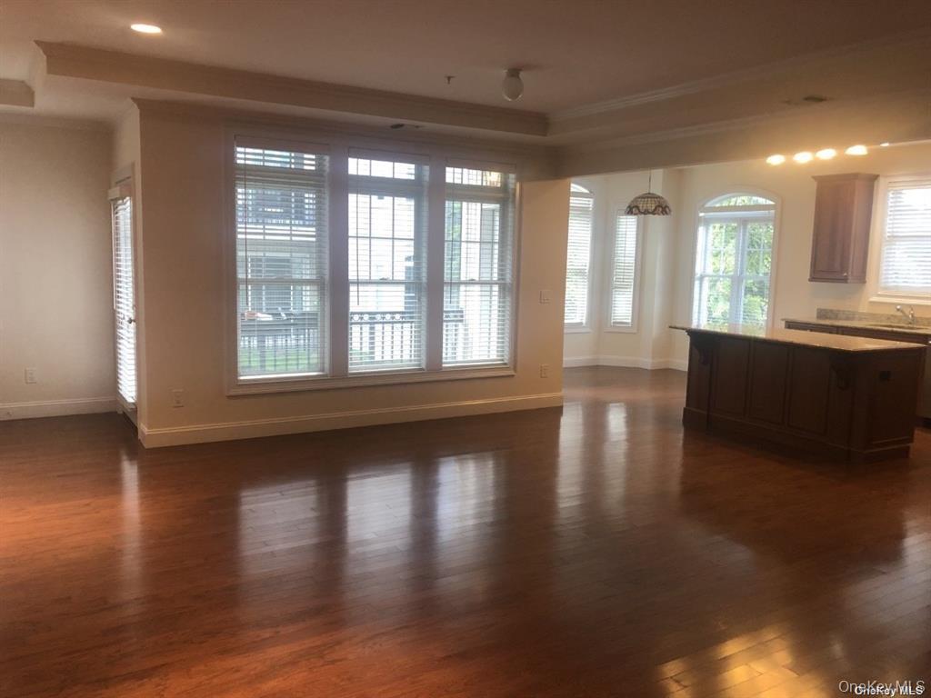 542 Roosevelt Way – For Sale photo 3