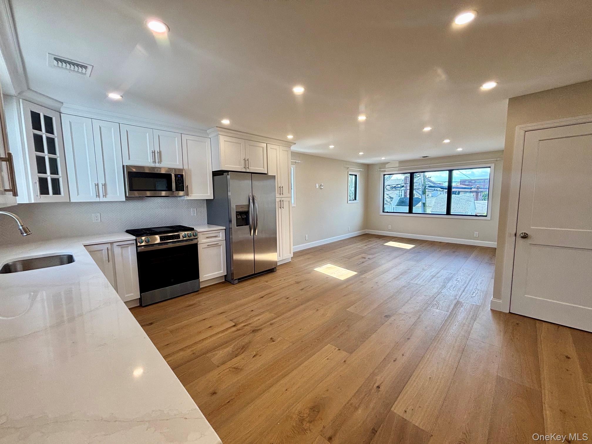 192 Roosevelt Avenue, Unit 2 photo 4