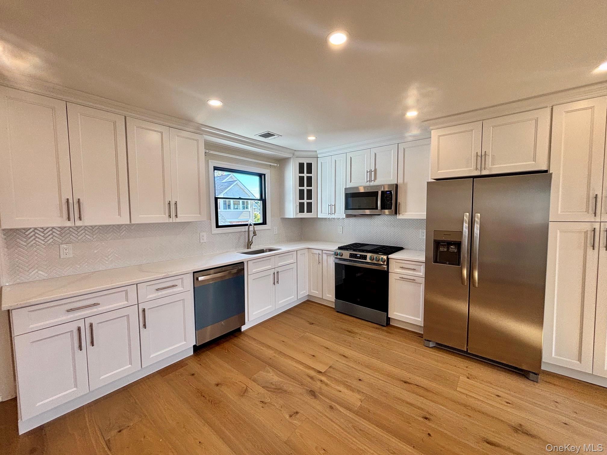 192 Roosevelt Avenue, Unit 2 photo 3