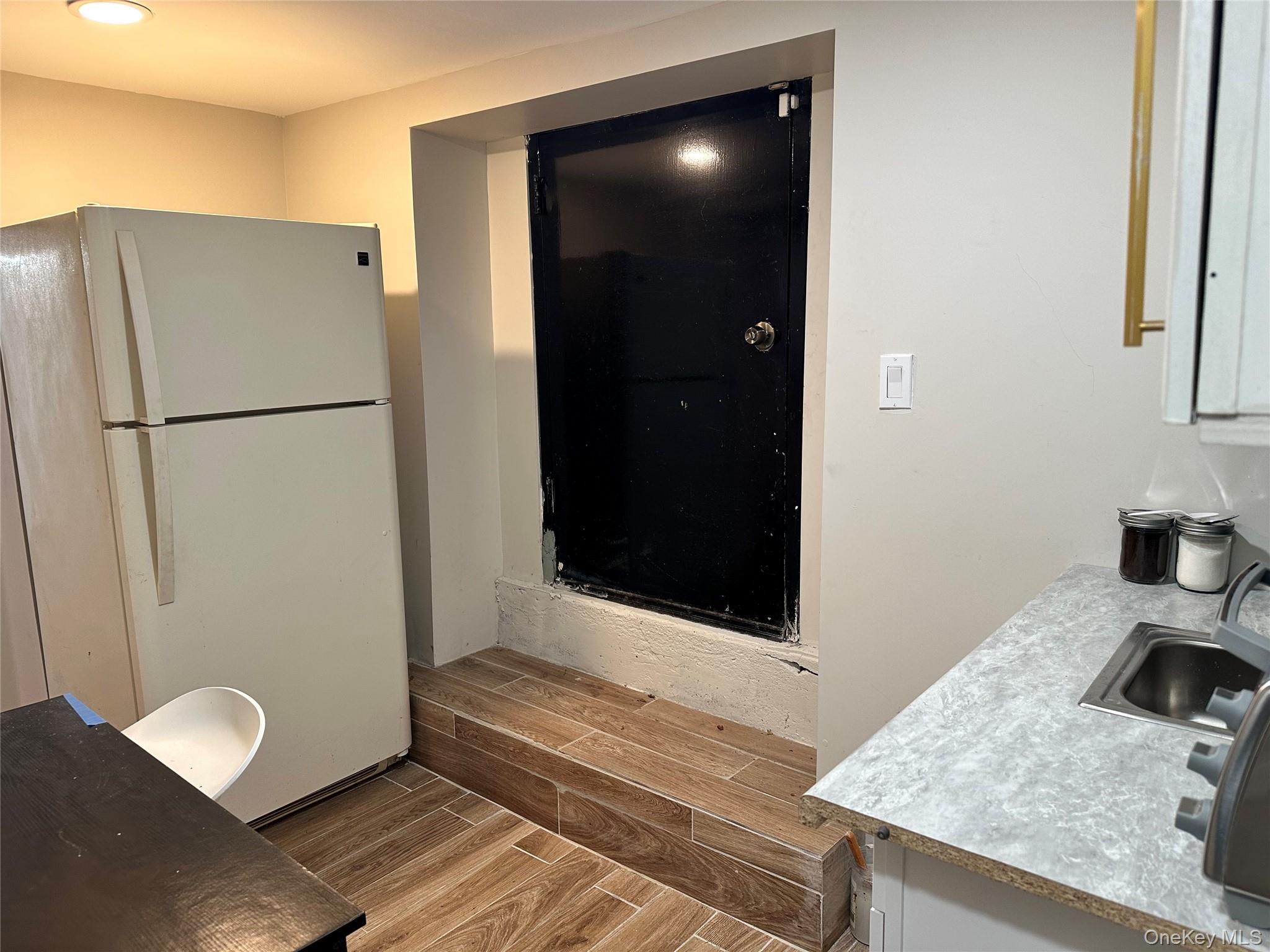 245 Glenhill Avenue, Unit Room 1 photo 2