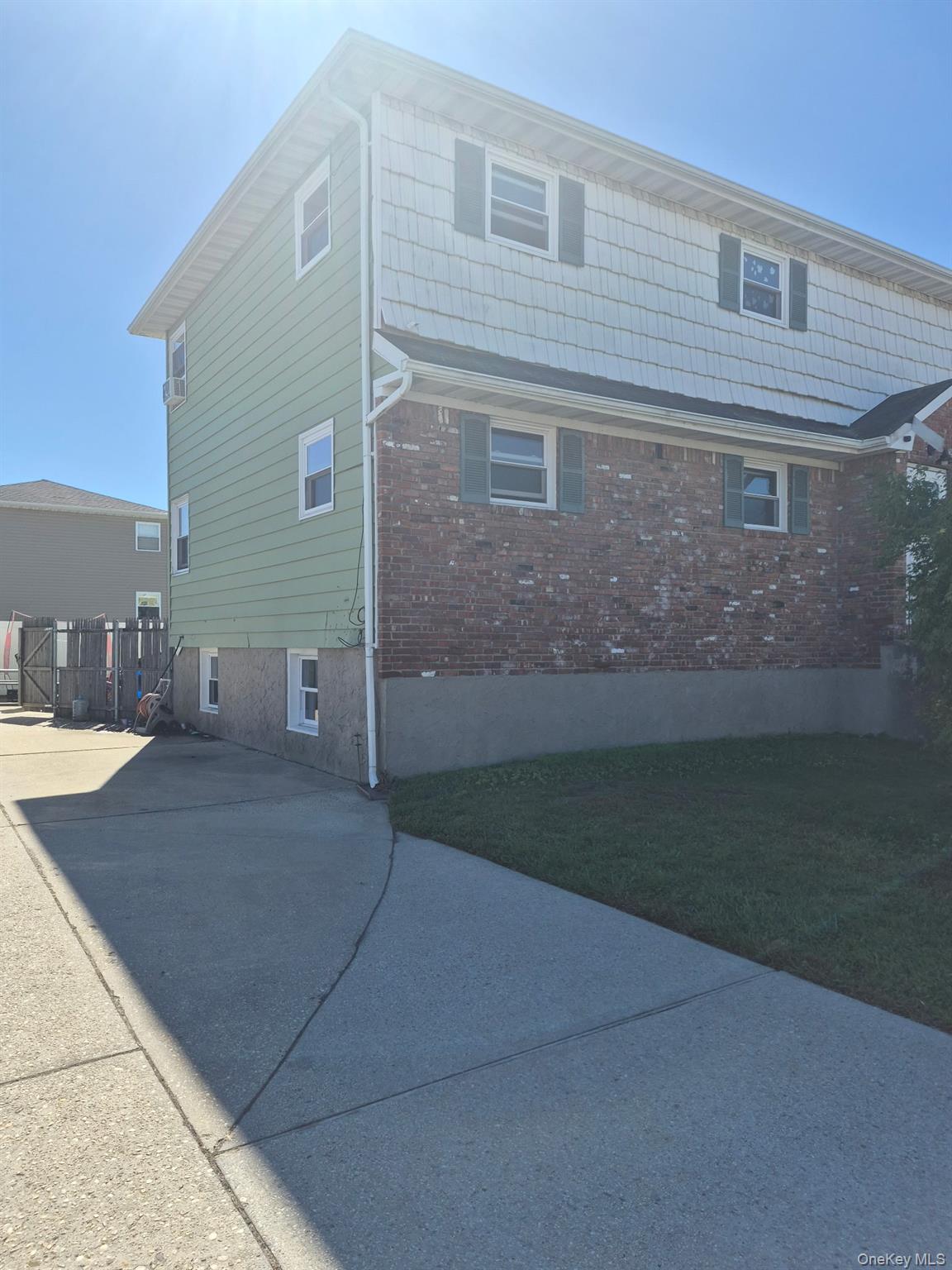1986 Oakwood Avenue – For Sale photo 2