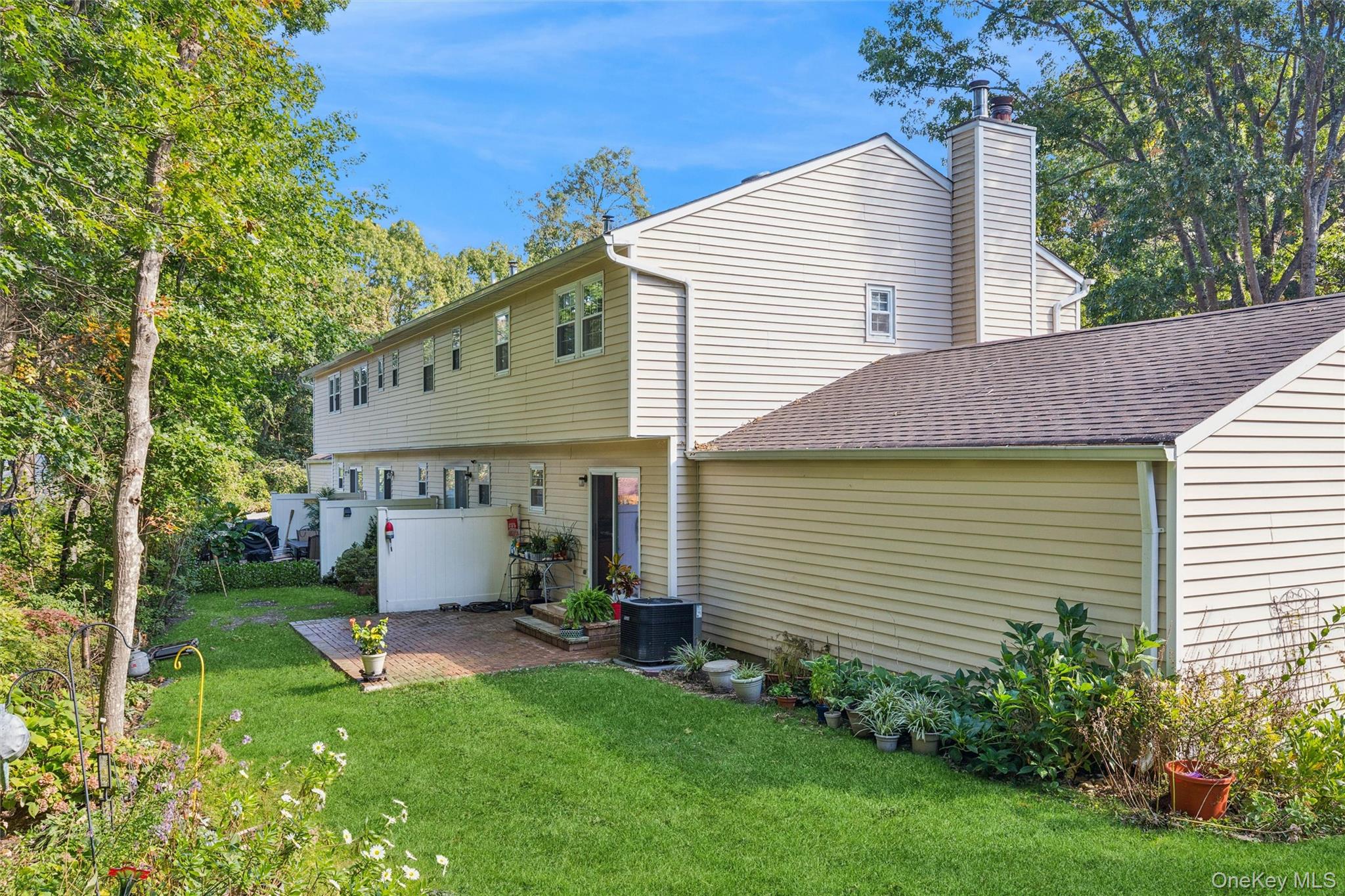 24 Huntington Commons – For Sale photo 25