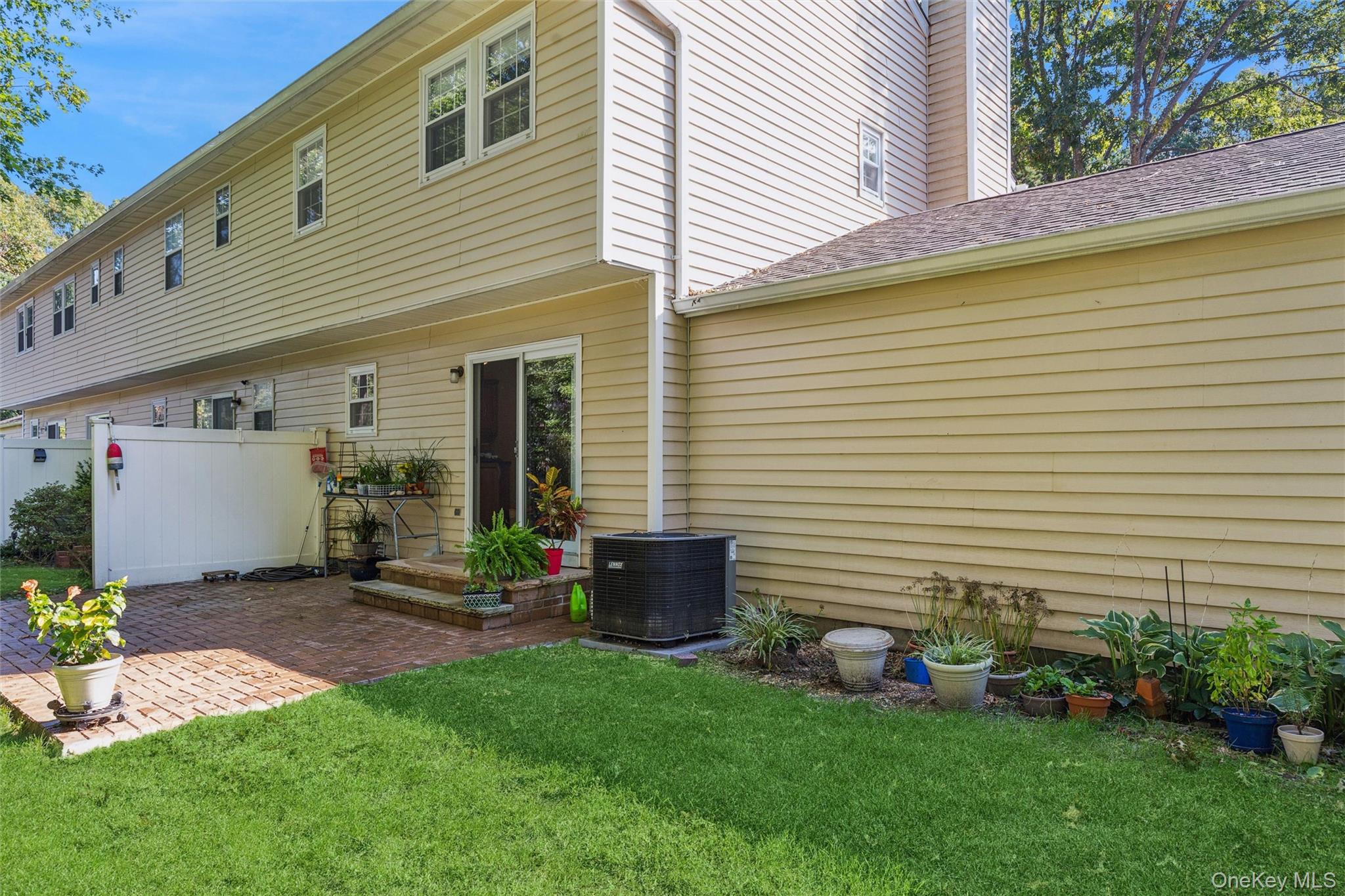 24 Huntington Commons – For Sale photo 24