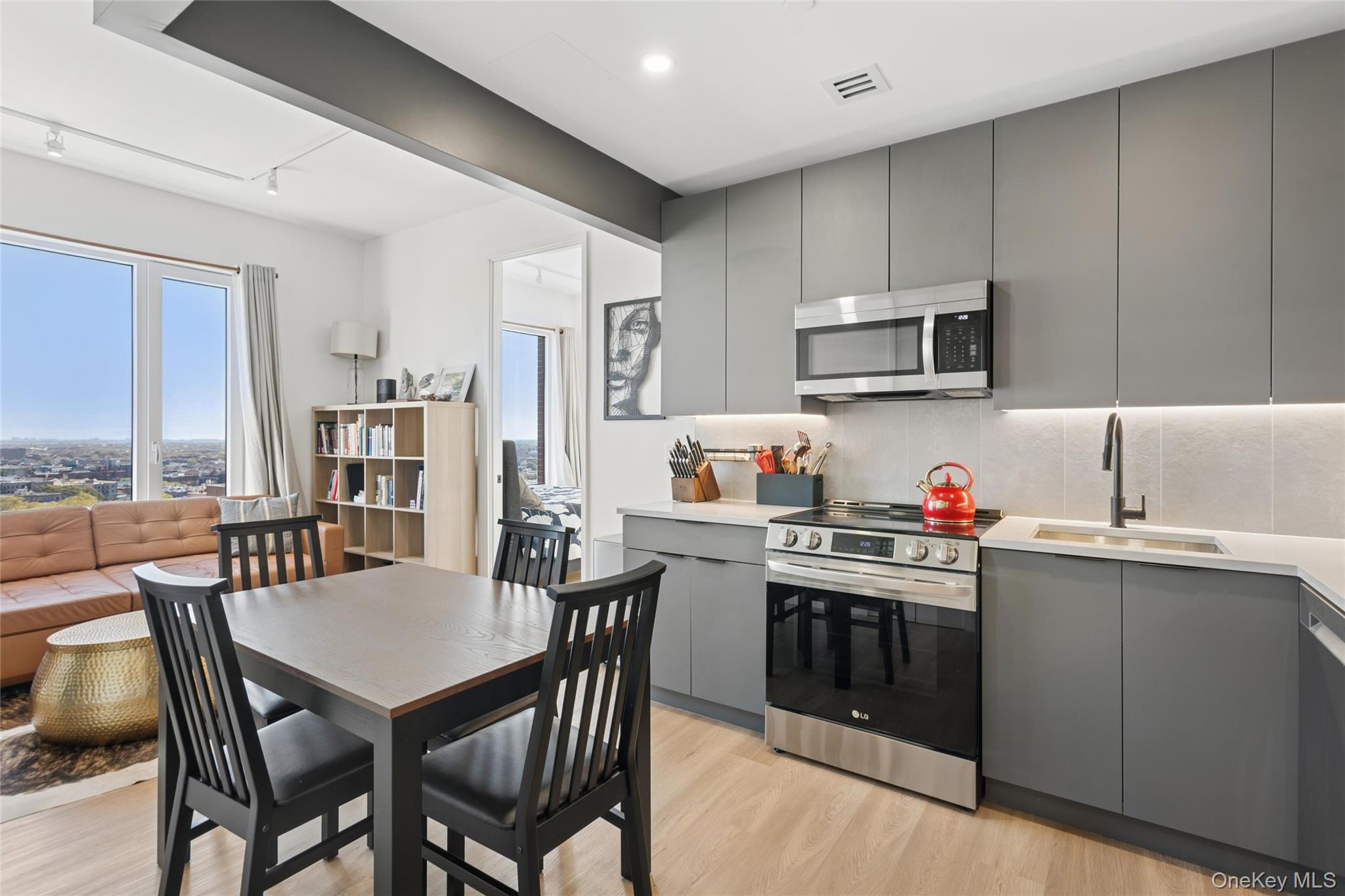 931 Carroll Street, Unit 1605 photo 2