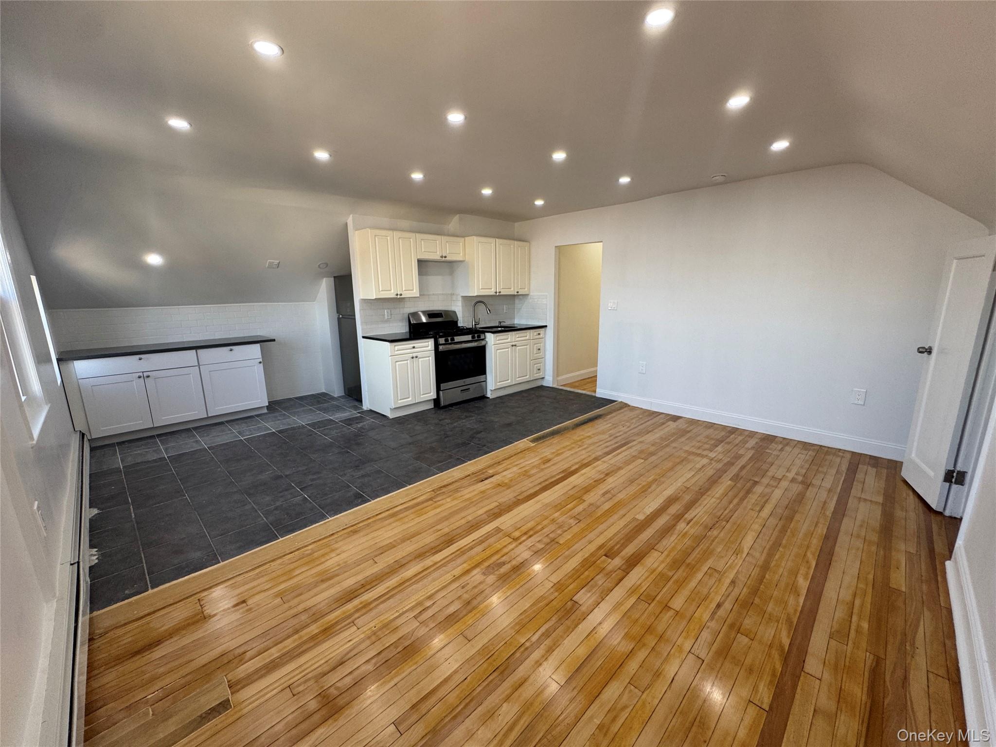 1054 Lydig Avenue – For Rent photo 2