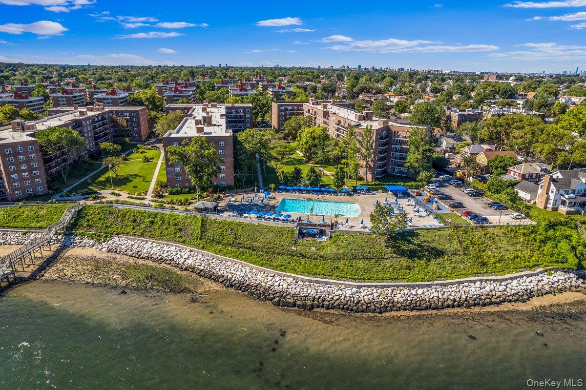 162-01 Powells Cove Boulevard, Unit 2D photo 4