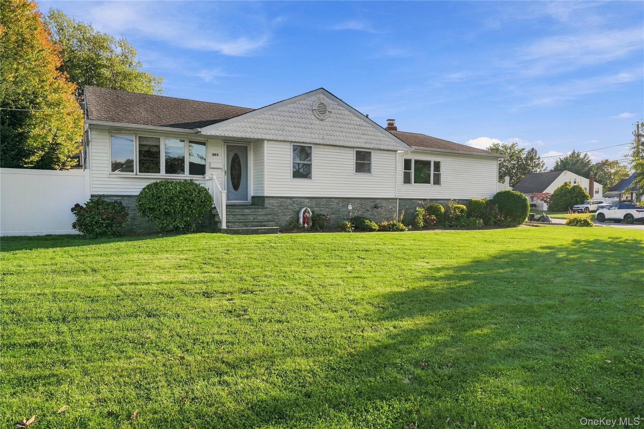 564 Middle Street – For Sale photo 3