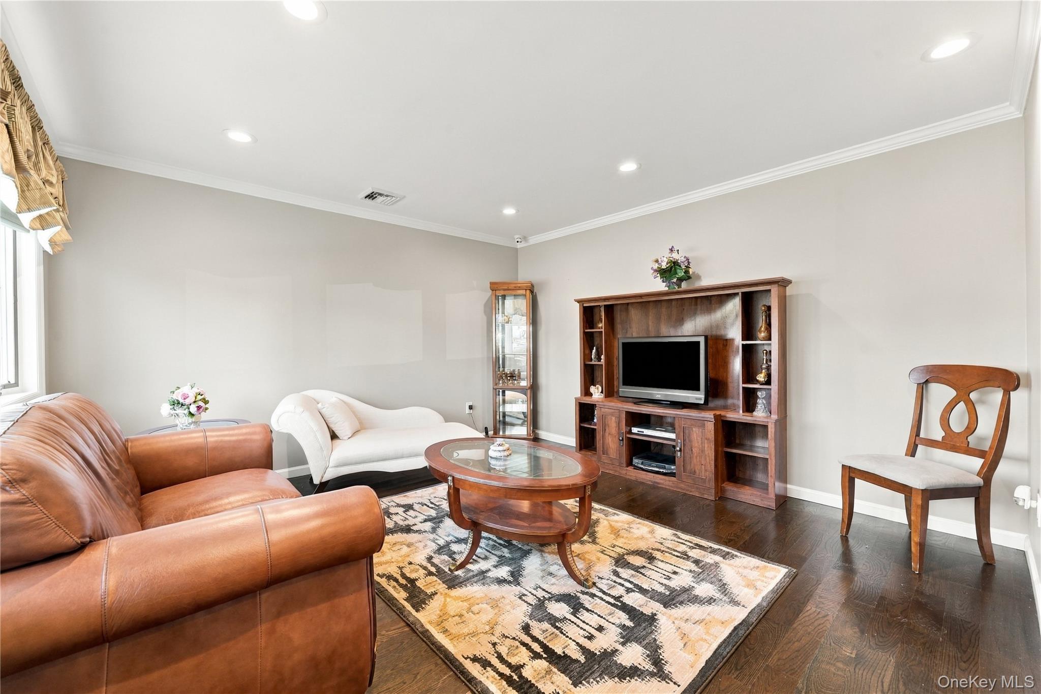 564 Middle Street – For Sale photo 4