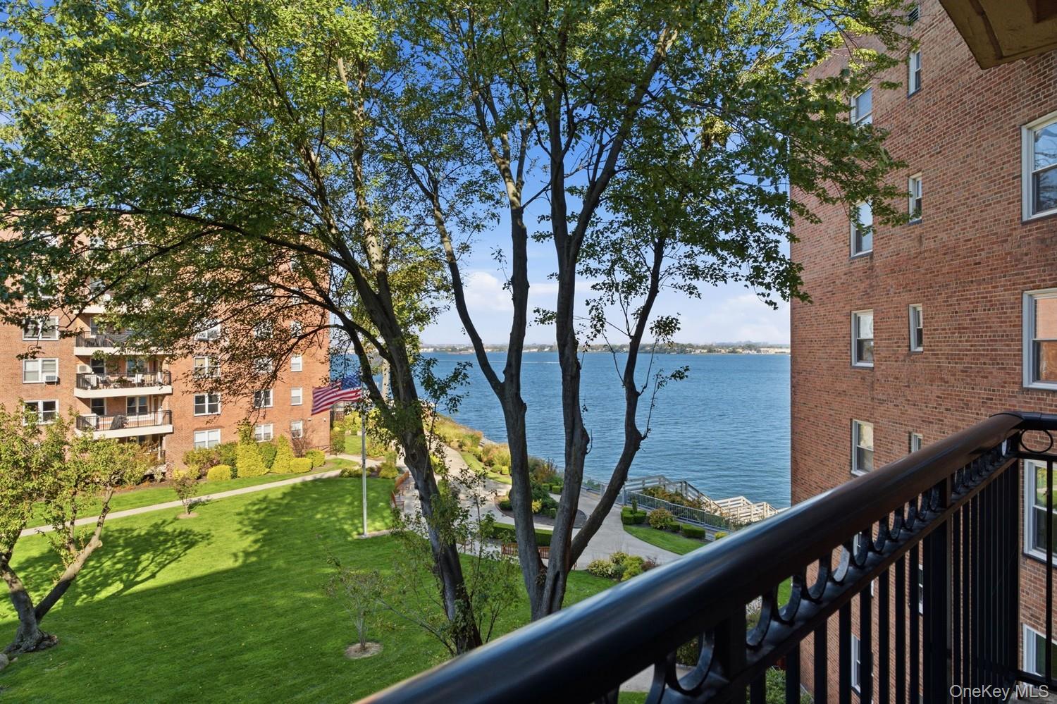 162-41 Powells Cove Boulevard, Unit 4S photo 13