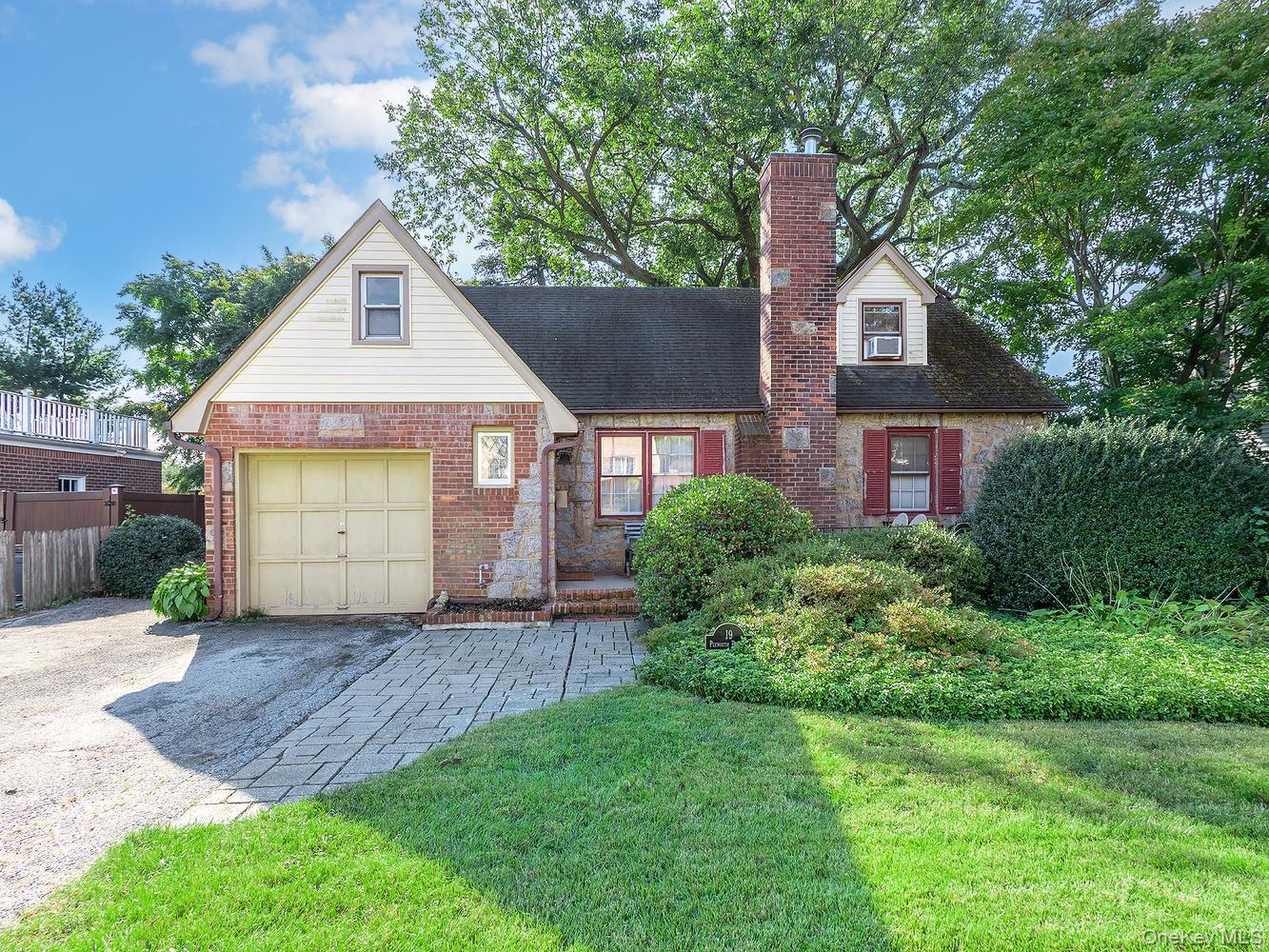 19 Plymouth Drive S – For Sale