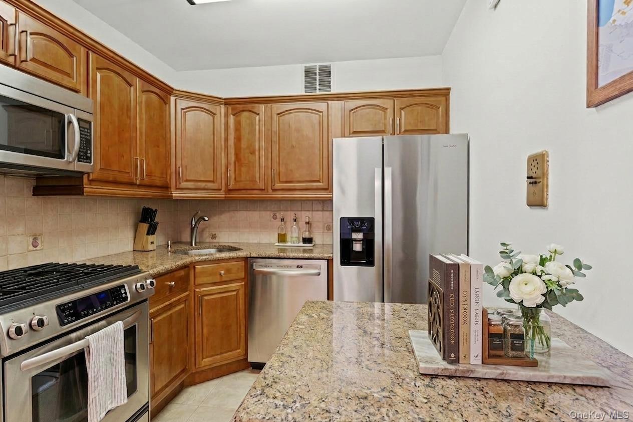 300 E 40th Street, Unit 12E photo 7