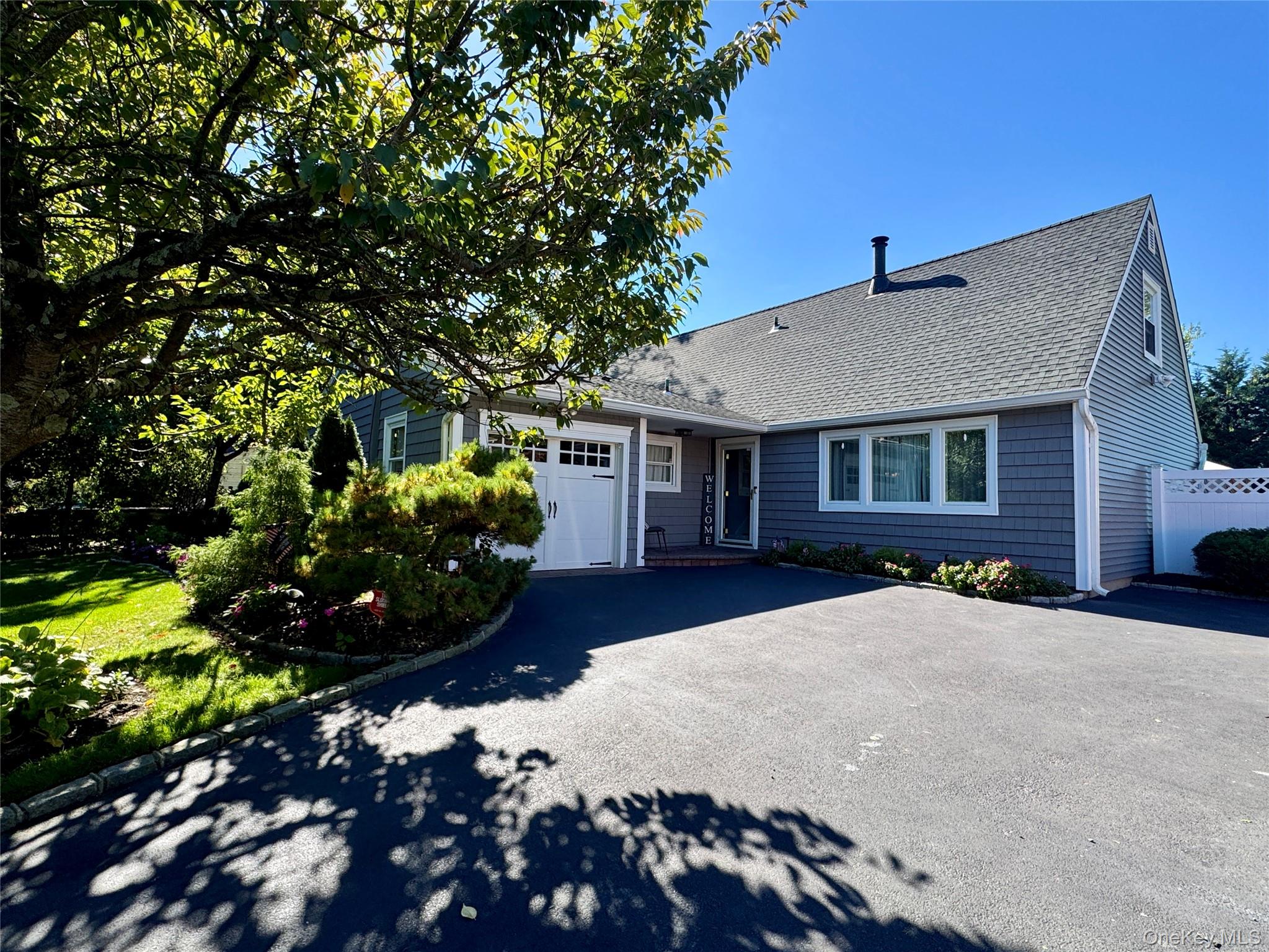 1588 Roosevelt Avenue – For Sale