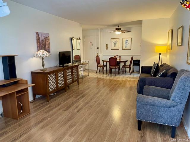 52-30 39 Drive, Unit 3J photo 2