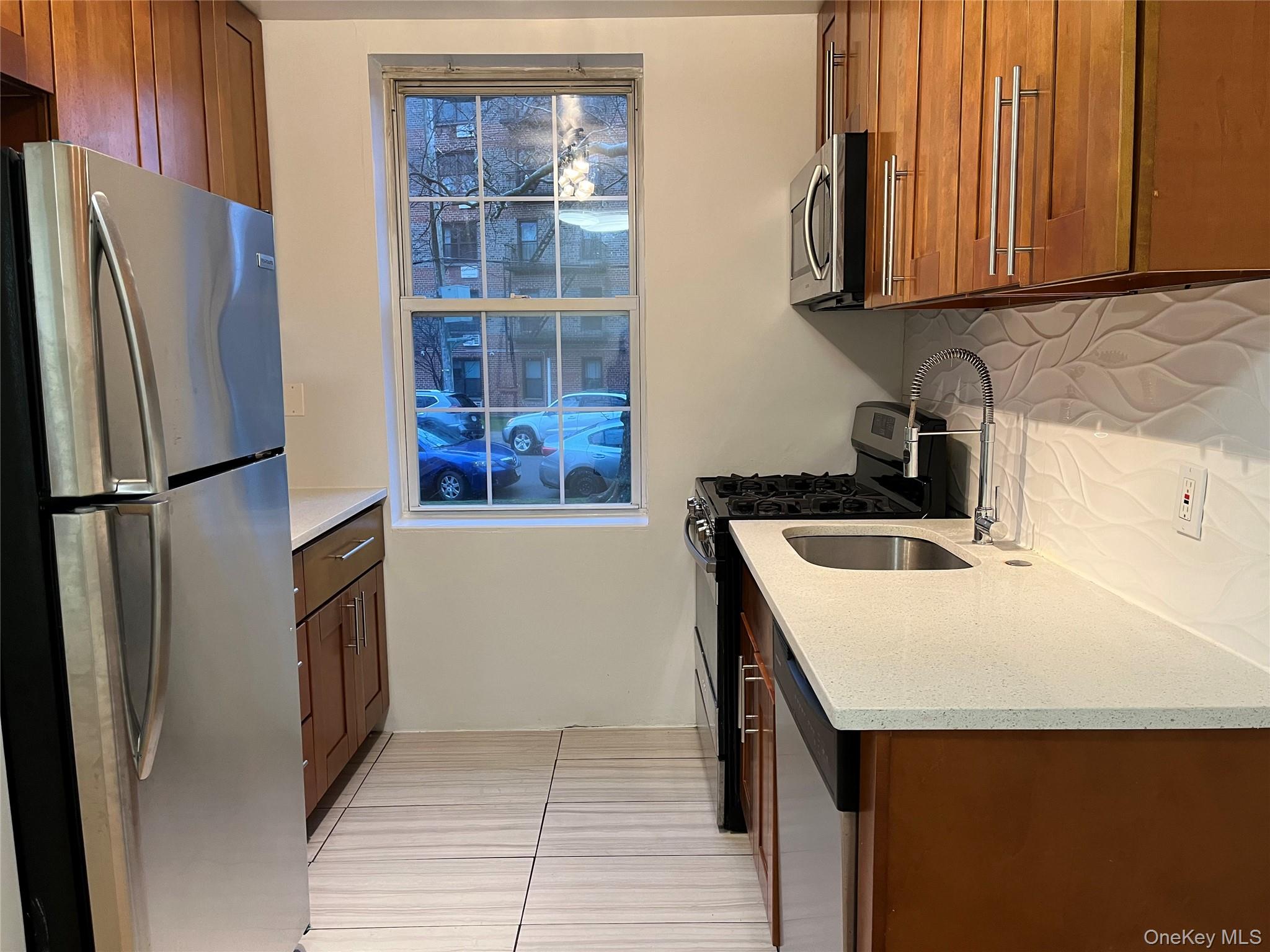 208-09 41 Avenue, Unit 1 photo 3