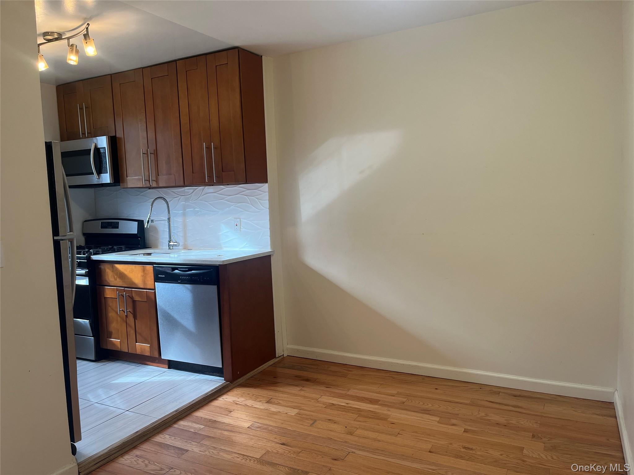 208-09 41 Avenue, Unit 1 photo 4