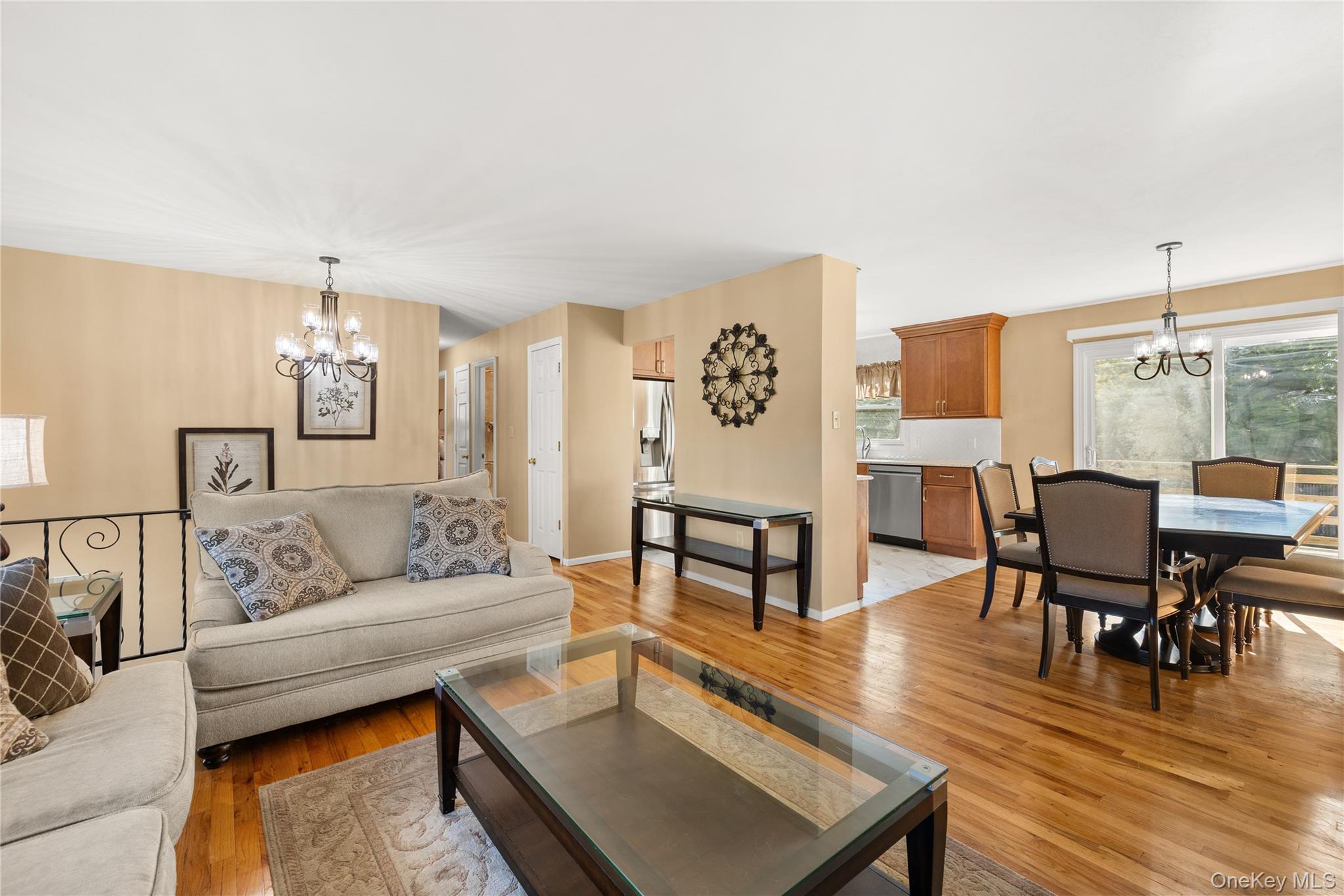 697 East Drive – For Sale photo 2