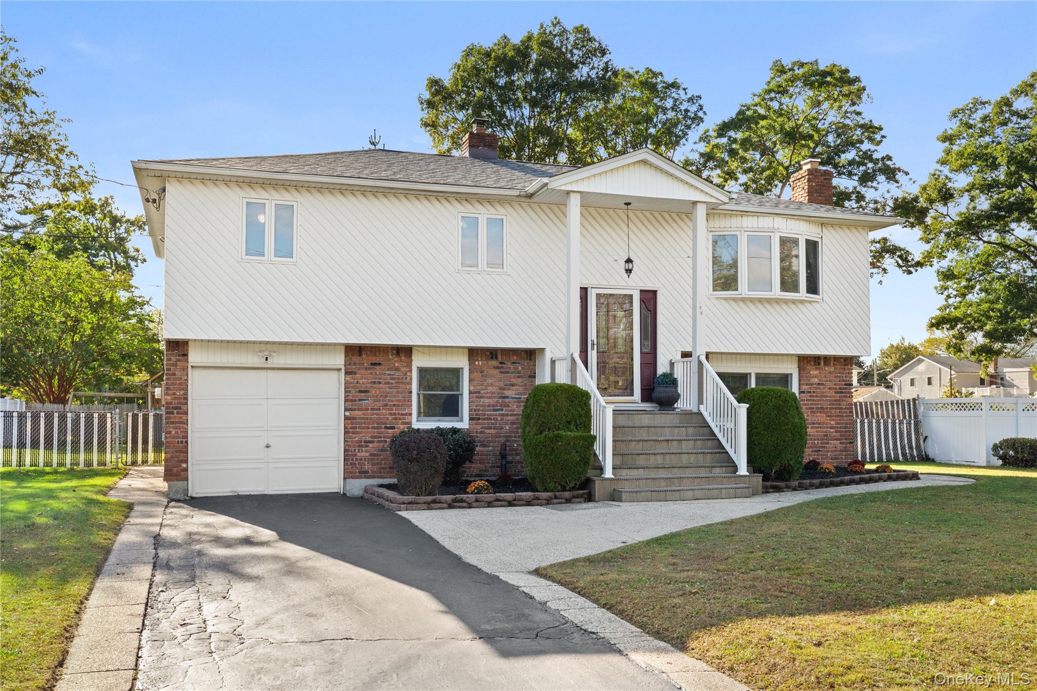 697 East Drive – For Sale