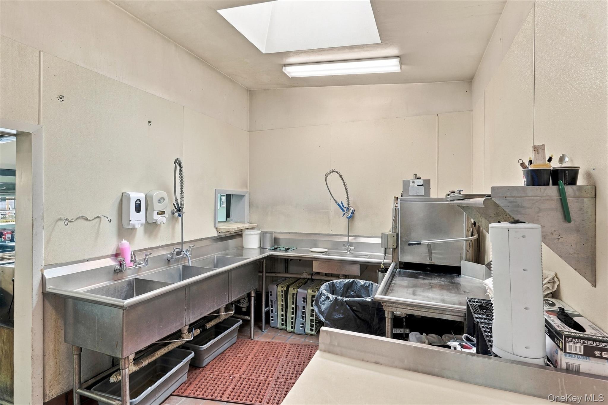 7550 N Broadway – For Sale photo 18