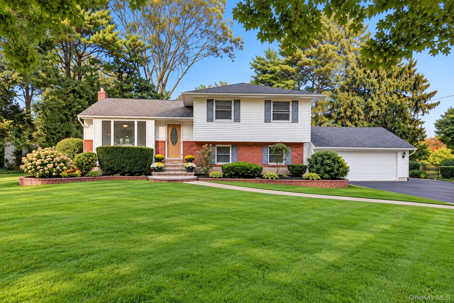 121 Ketay Drive S – For Sale