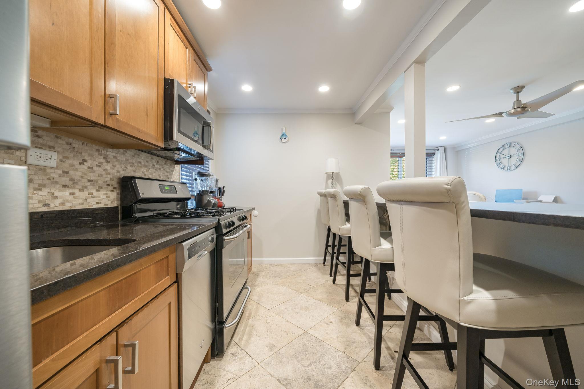 209-15 18th Avenue, Unit 2B photo 3