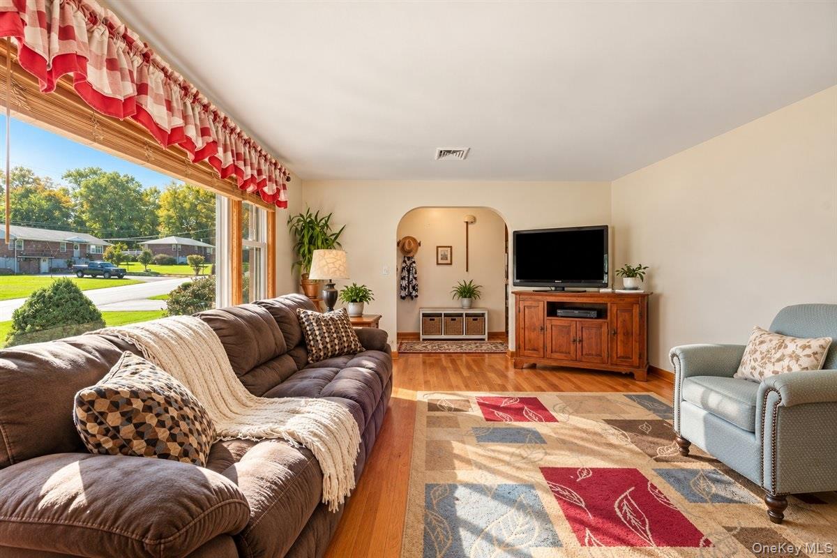 8 Mark Street – For Sale photo 3