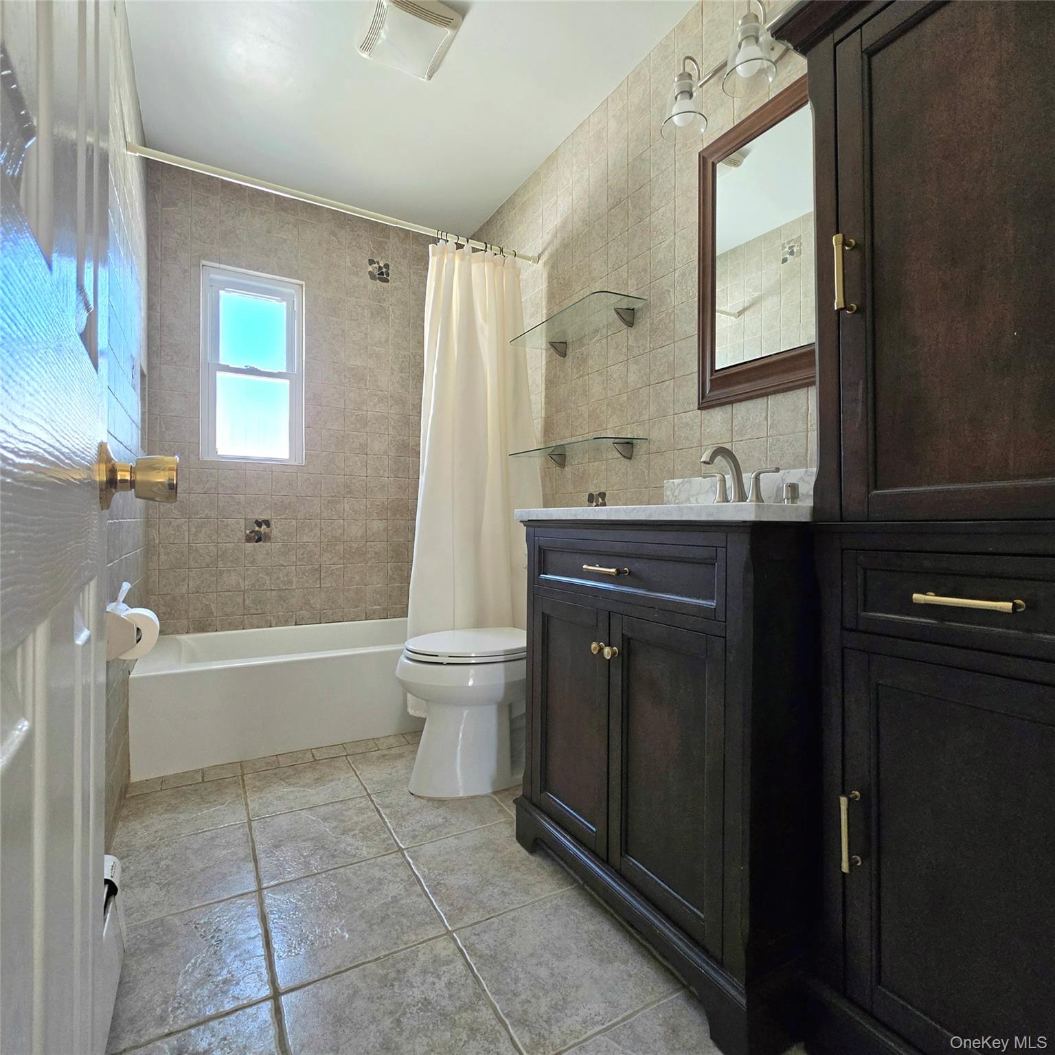 882 Leeds Court – For Rent photo 6