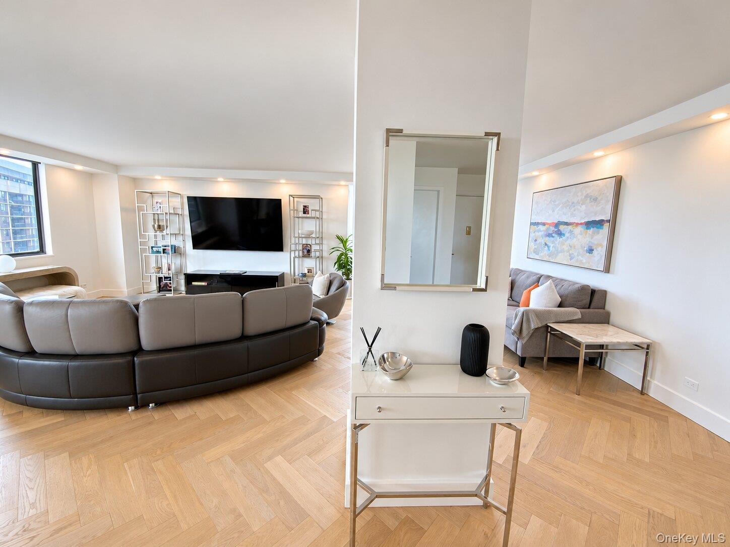 27110 Grand Central Parkway, Unit 31N photo 3