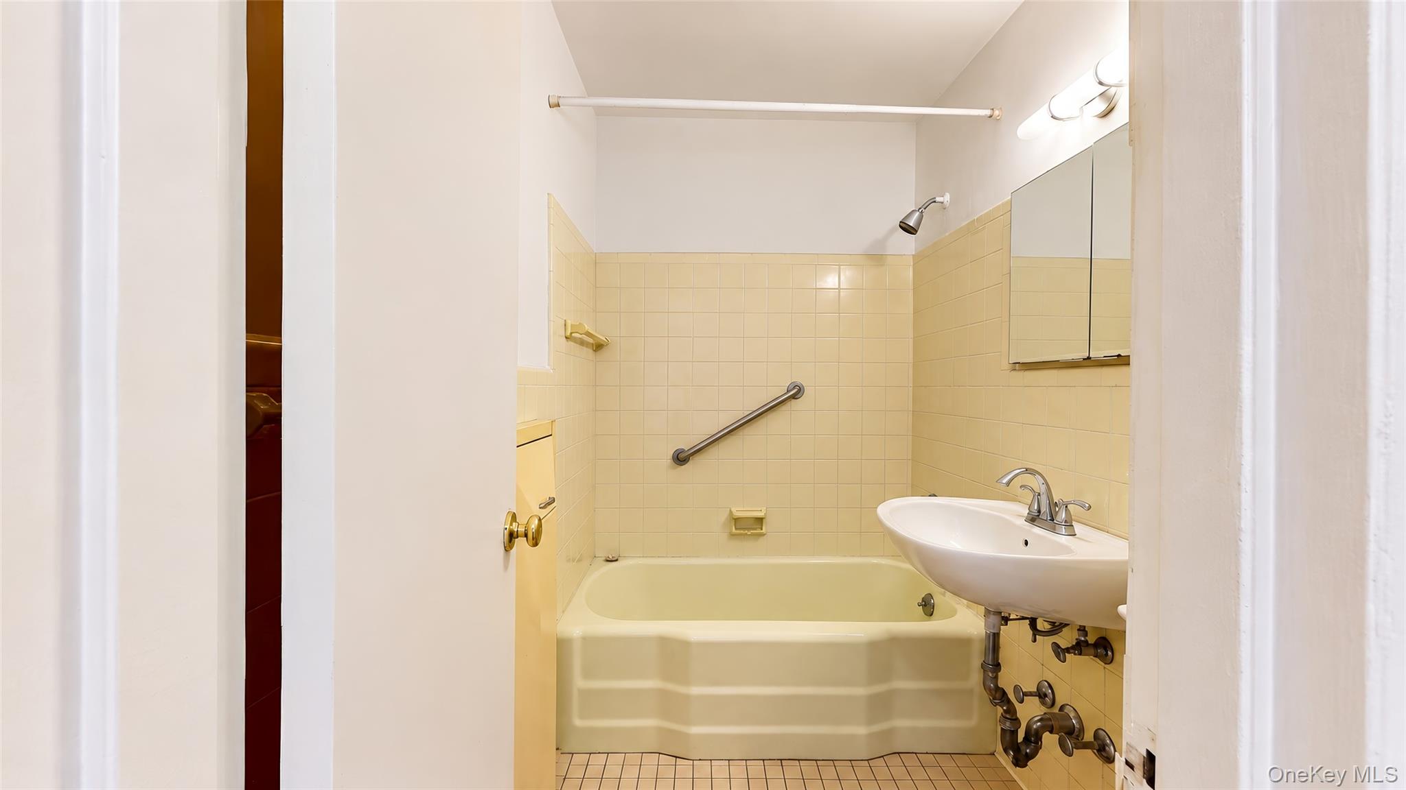 66-36 Yellowstone Boulevard, Unit A20 photo 21