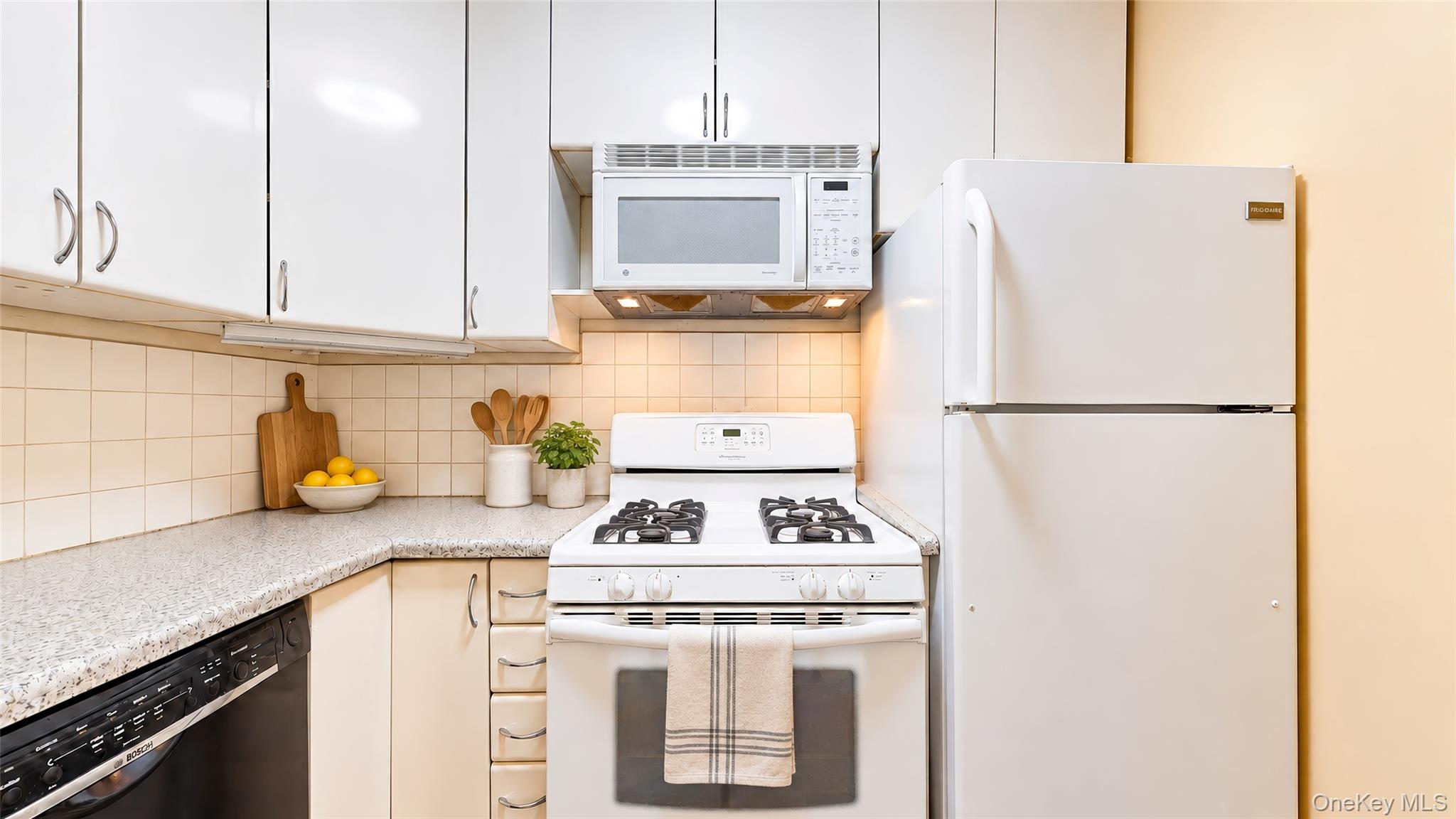 66-36 Yellowstone Boulevard, Unit A20 photo 8