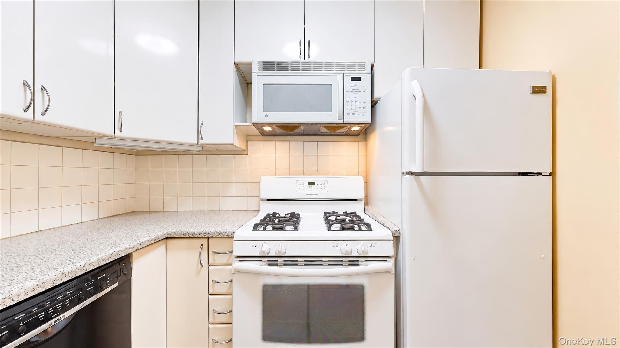 66-36 Yellowstone Boulevard, Unit A20 photo 7