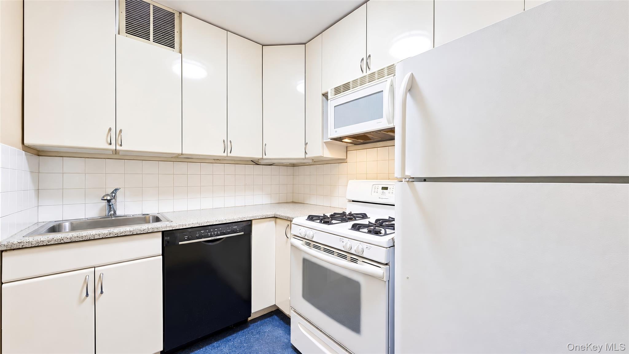 66-36 Yellowstone Boulevard, Unit A20 photo 6