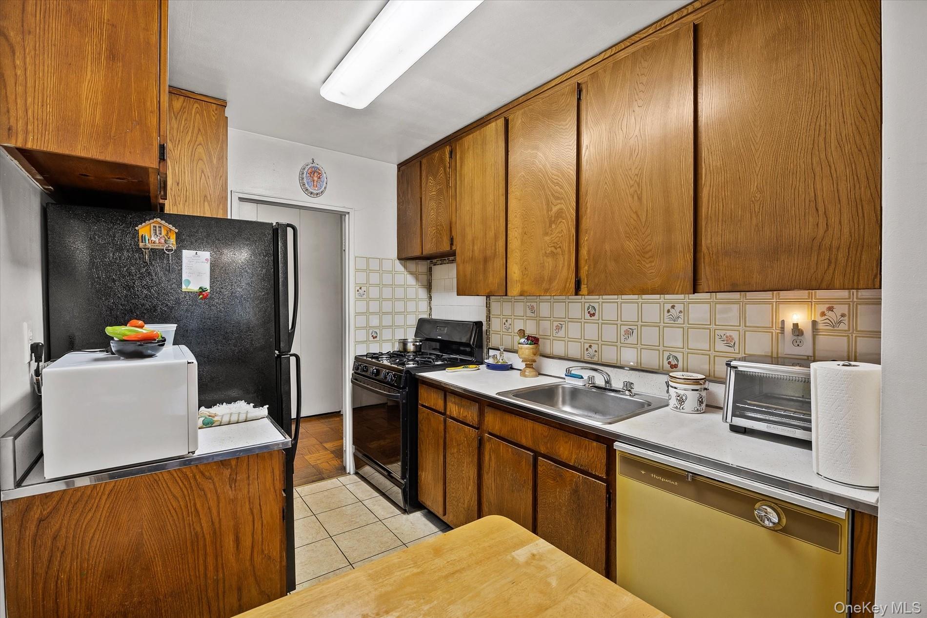 1874 Pelham Parkway S, Unit 2R photo 9